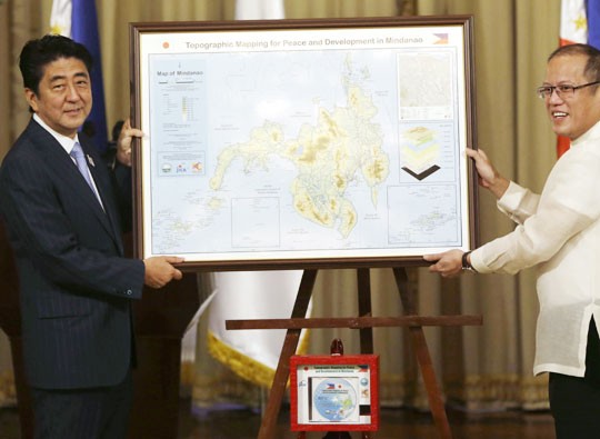 Thủ tướng Nhật Bản Shinzo Abe và Tổng thống Philippines Benigno Aquino tại Manila ngày 27 tháng 7 năm 2013.